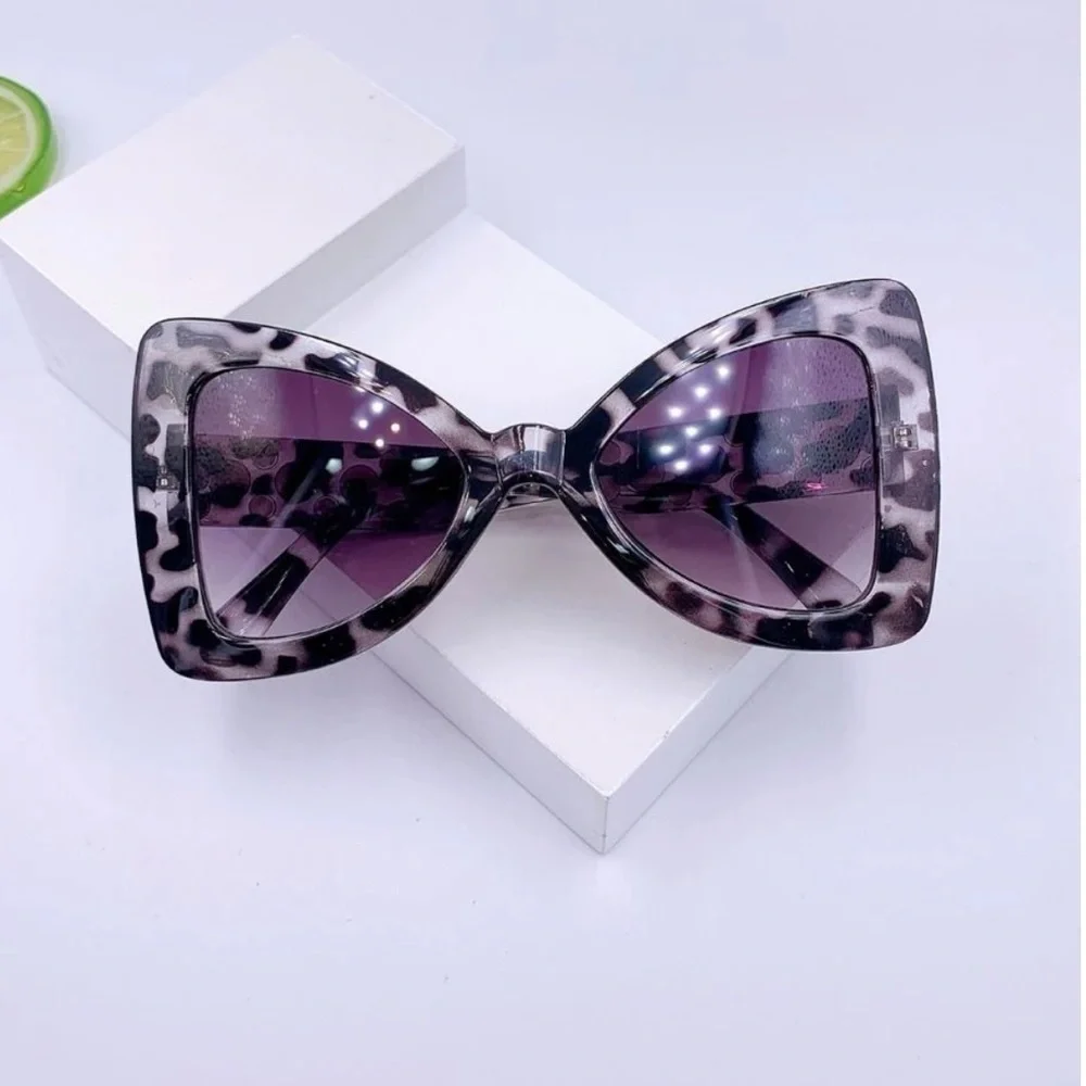 Leopard print sunglasses w/faux pearl arms